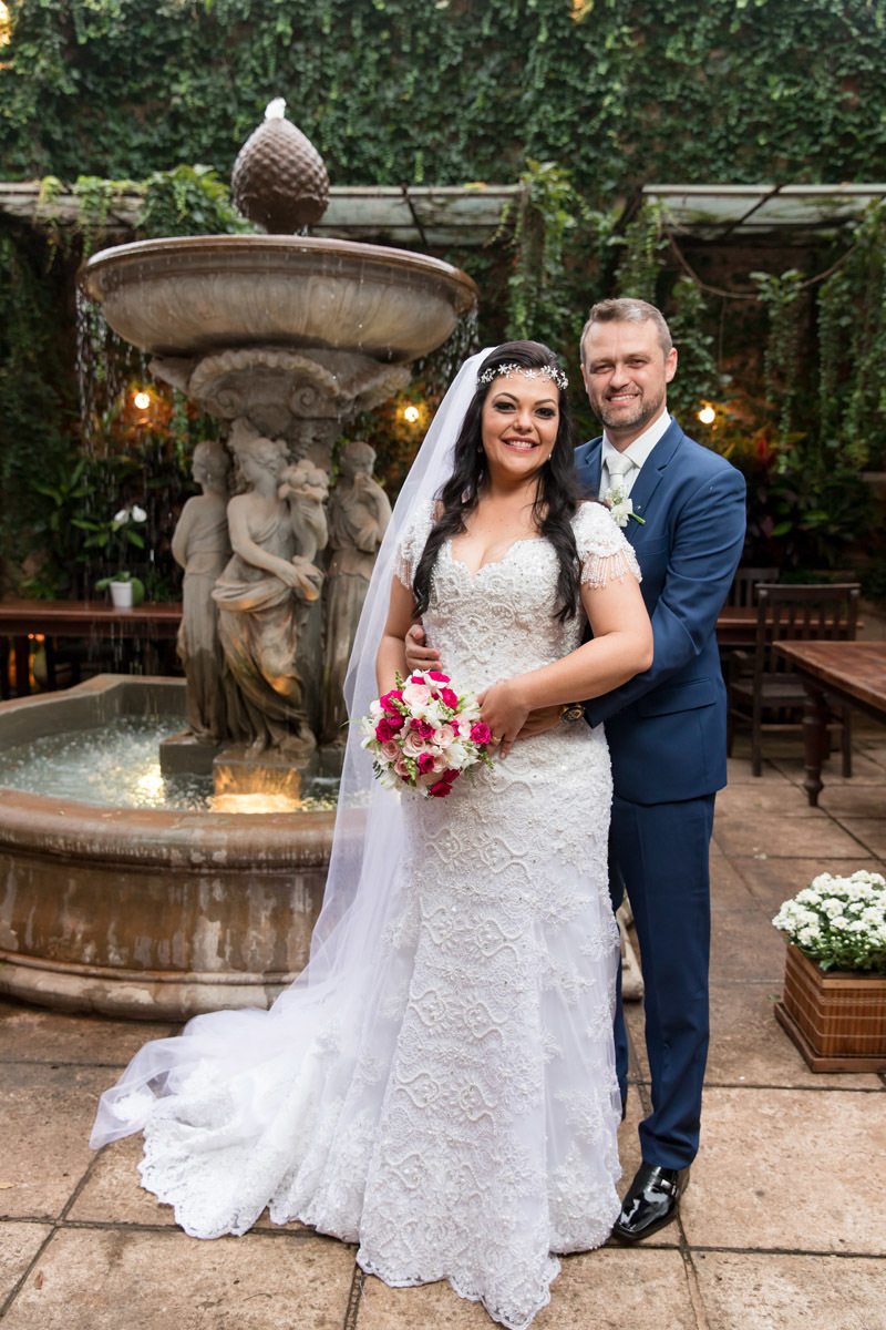 noivos pousando para fotografia em frente a fonte do Amici Ristorante em Ribeirão Preto - SP