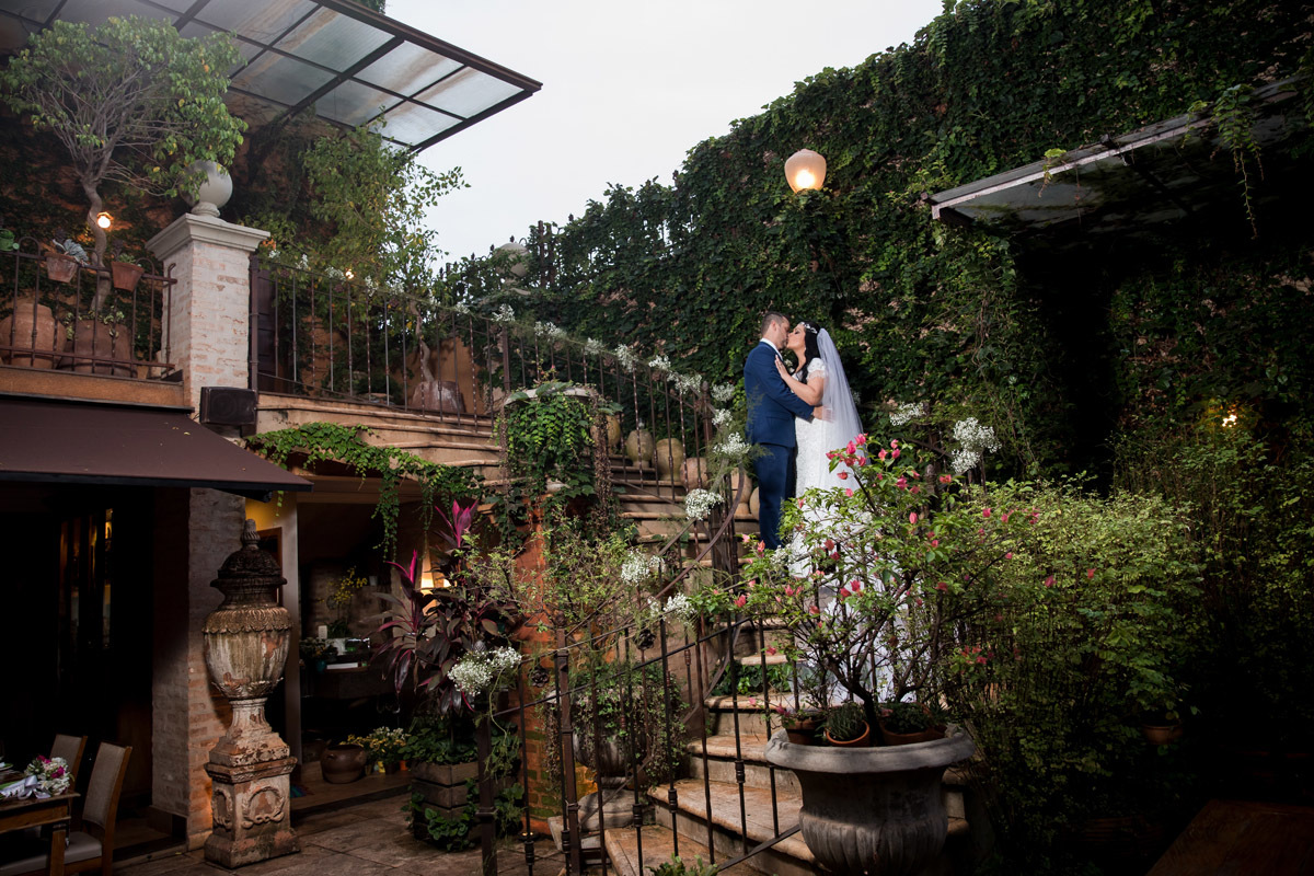 tradicional foto da escada dos noivos no Amici Ristorante
