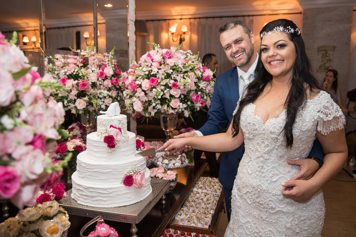 corte do bolo feito pelos noivos Andréia e Julio