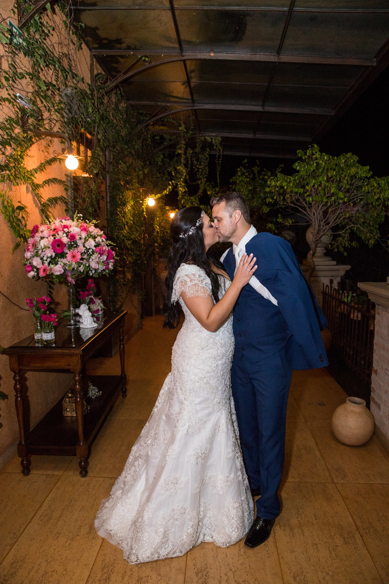 noivos se beijando indo embrora da festa