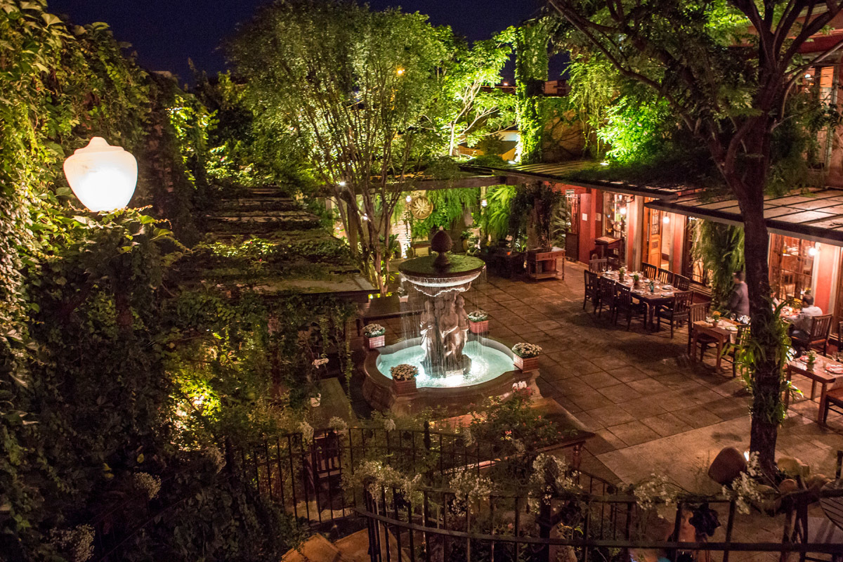 foto noturna do Amici Ristorante em Ribeirão Preto - SP