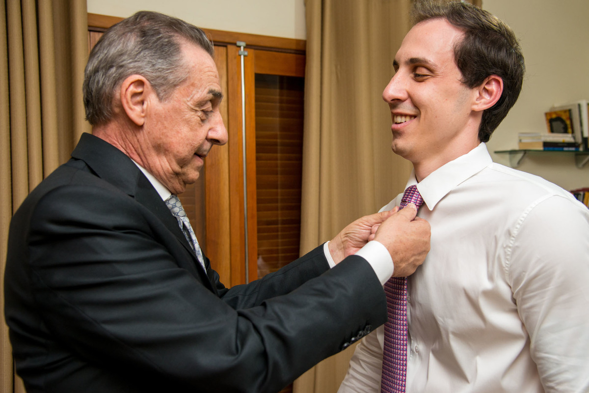 Casamento Gabrielle e Guilherme - Espaço Golf Ribeirão Preto, Andrezza Minotto Makeup Studio, Ana Maria Boz Cerimonial, fotógrafo Ribeirão Preto, fotógrafo de Casamento Ribeirão Preto, Casamento interior paulista, pai do noivo arrumando o noivo.