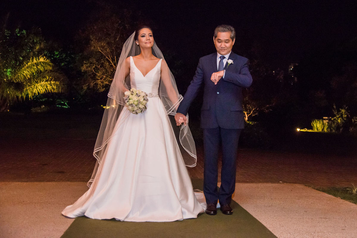 Casamento Gabrielle e Guilherme - Espaço Golf Ribeirão Preto, Andrezza Minotto Makeup Studio, Ana Maria Boz Cerimonial, fotógrafo Ribeirão Preto, fotógrafo de Casamento Ribeirão Preto, Casamento interior paulista, pai da noiva entrando com a noiva.