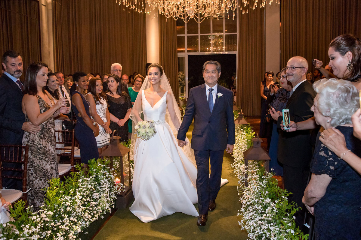 Casamento Gabrielle e Guilherme - Espaço Golf Ribeirão Preto, Andrezza Minotto Makeup Studio, Ana Maria Boz Cerimonial, fotógrafo Ribeirão Preto, fotógrafo de Casamento Ribeirão Preto, Casamento interior paulista, noiva entrando com o pai para casar