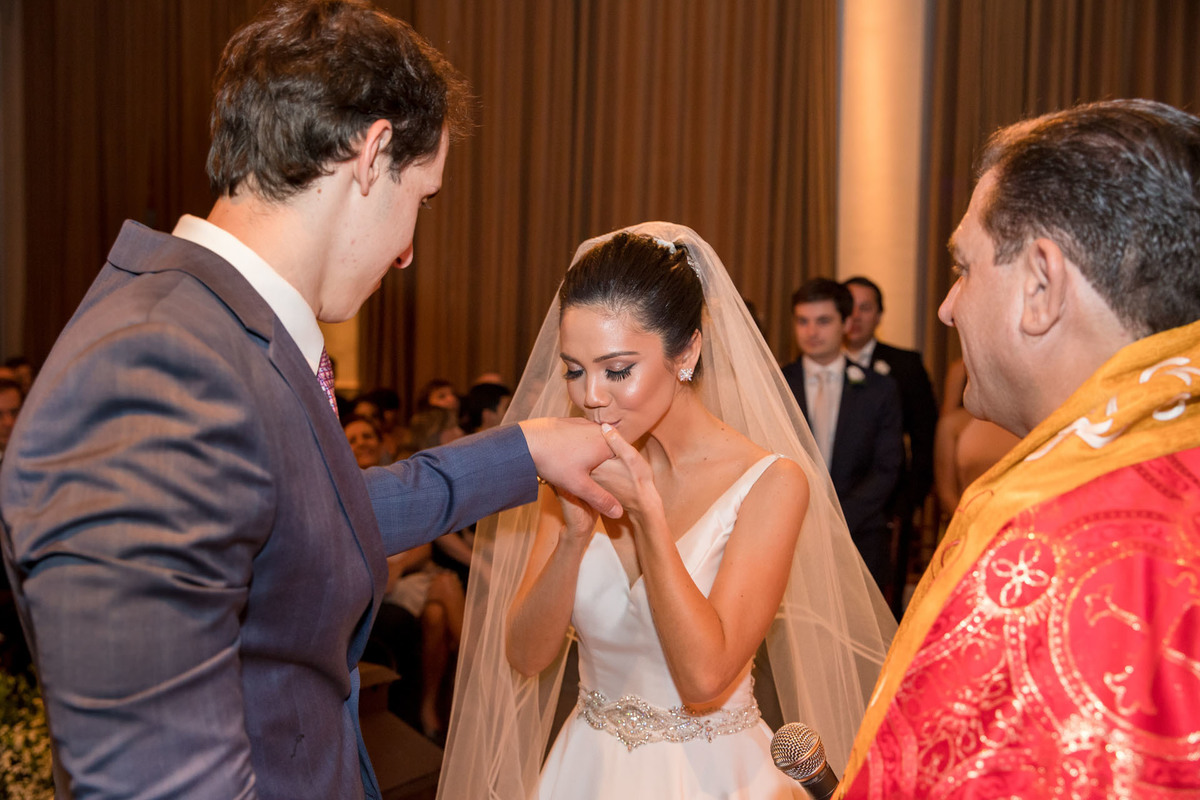 Casamento Gabrielle e Guilherme - Espaço Golf Ribeirão Preto, Andrezza Minotto Makeup Studio, Ana Maria Boz Cerimonial, fotógrafo Ribeirão Preto, fotógrafo de Casamento Ribeirão Preto, beijo na aliança noivos