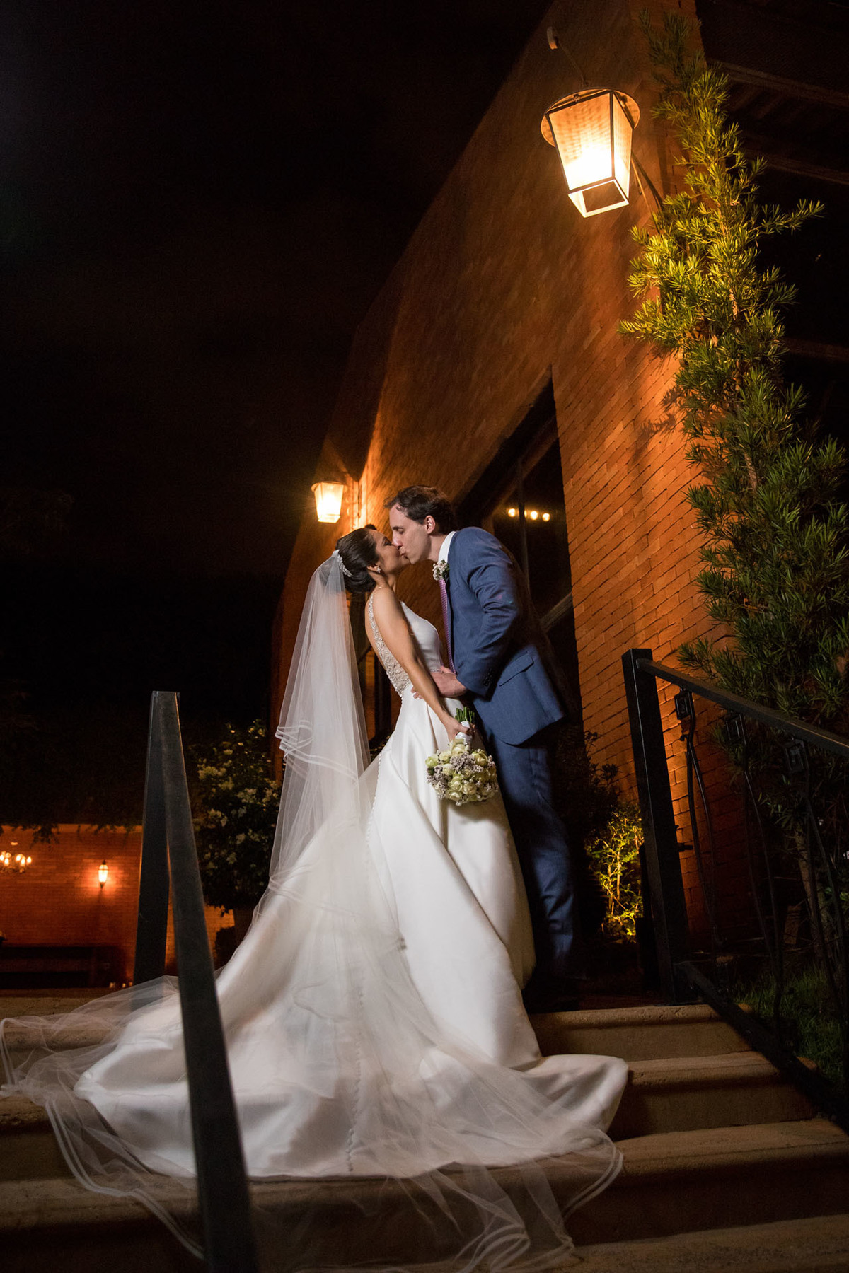 Casamento Gabrielle e Guilherme - Espaço Golf Ribeirão Preto, Andrezza Minotto Makeup Studio, Ana Maria Boz Cerimonial, fotógrafo Ribeirão Preto, fotógrafo de Casamento Ribeirão Preto, noivos se beijando
