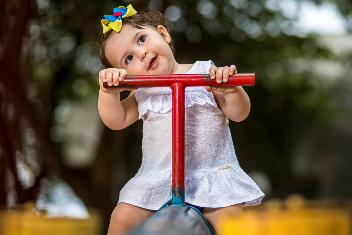 Linda Foto de criança brincando no parquinho
