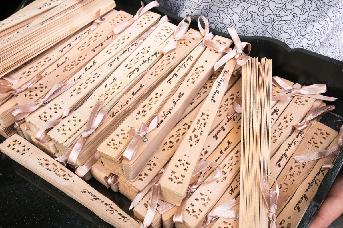 detalhes do casamento em Mococa, leques para os convidados.