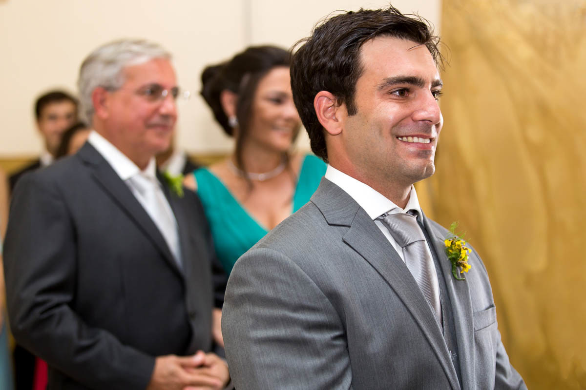 Noivo aguardando a noiva entrar na igreja, casamento em Mococa, São Paulo