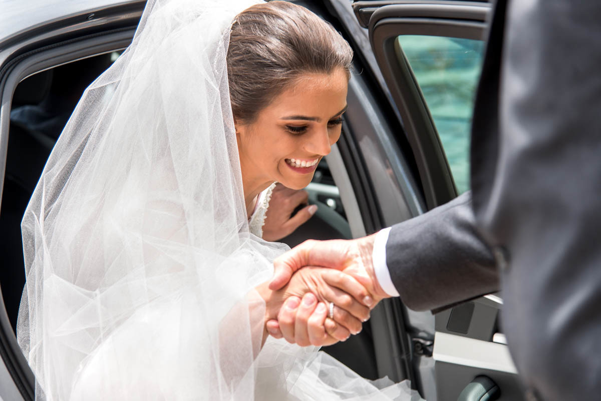 Pai ajudando sua filha noiva a sair do carro, lindo casamento no interior de São Paulo, fotógrafo Leandro Frin