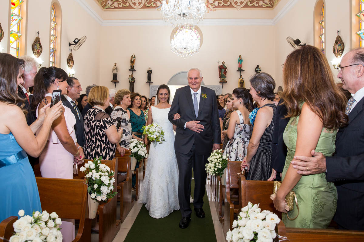 Casamento Ana Luiza e Marcello, pai entrando na igreja com a noiva, lindo casamento