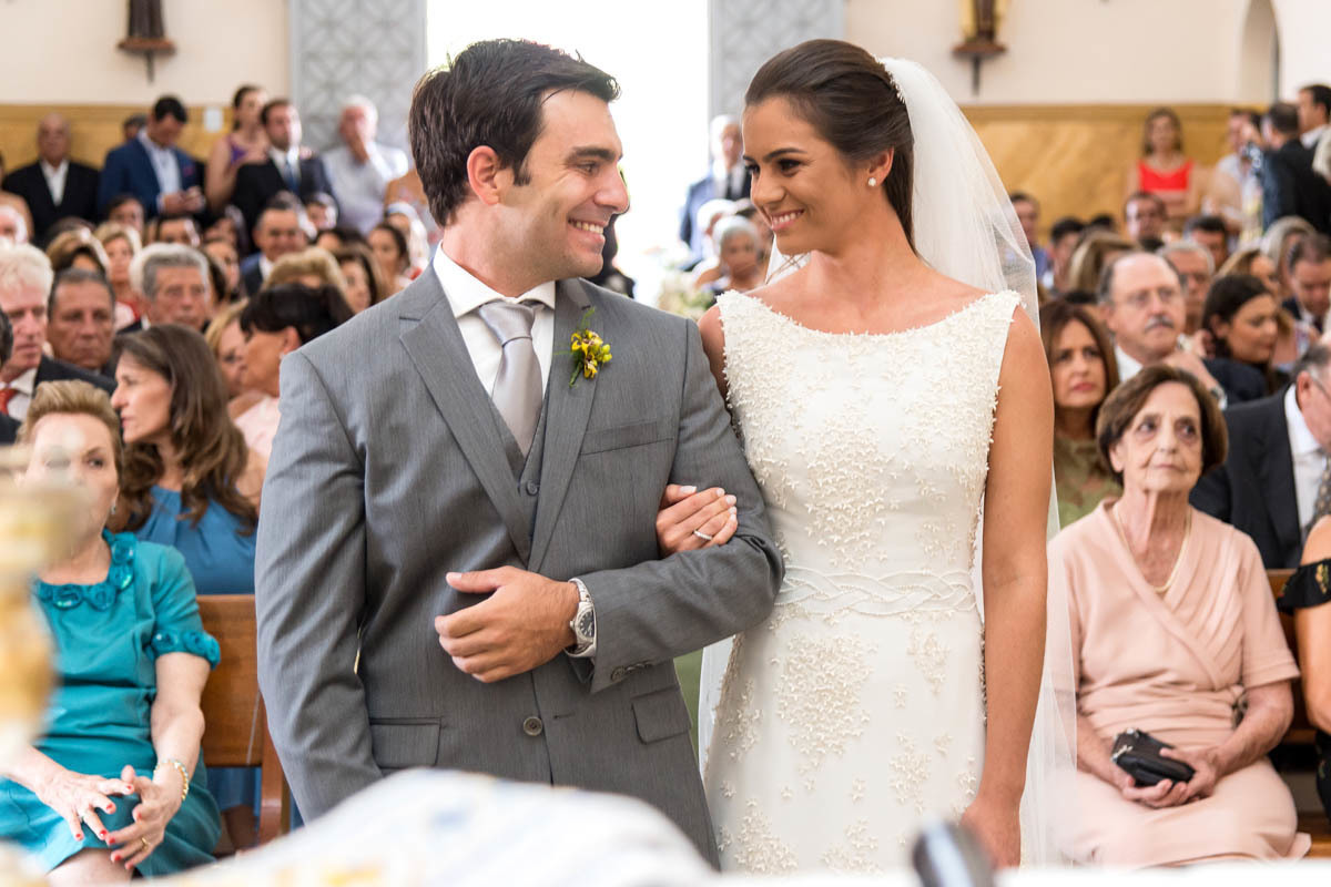 noivos sorrindo no altar em um lindo casamento em Mococa, São Paulo