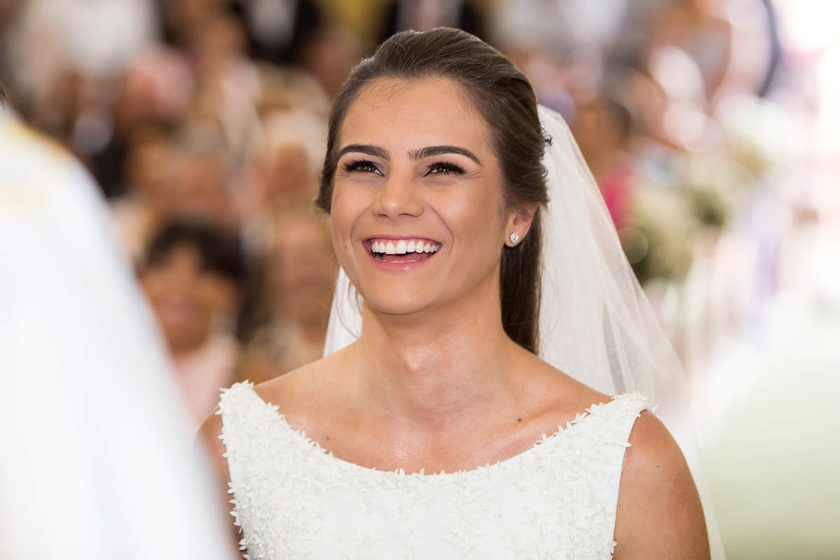 noiva sorrindo no altar no casamento de Ana Luiza e Marcello