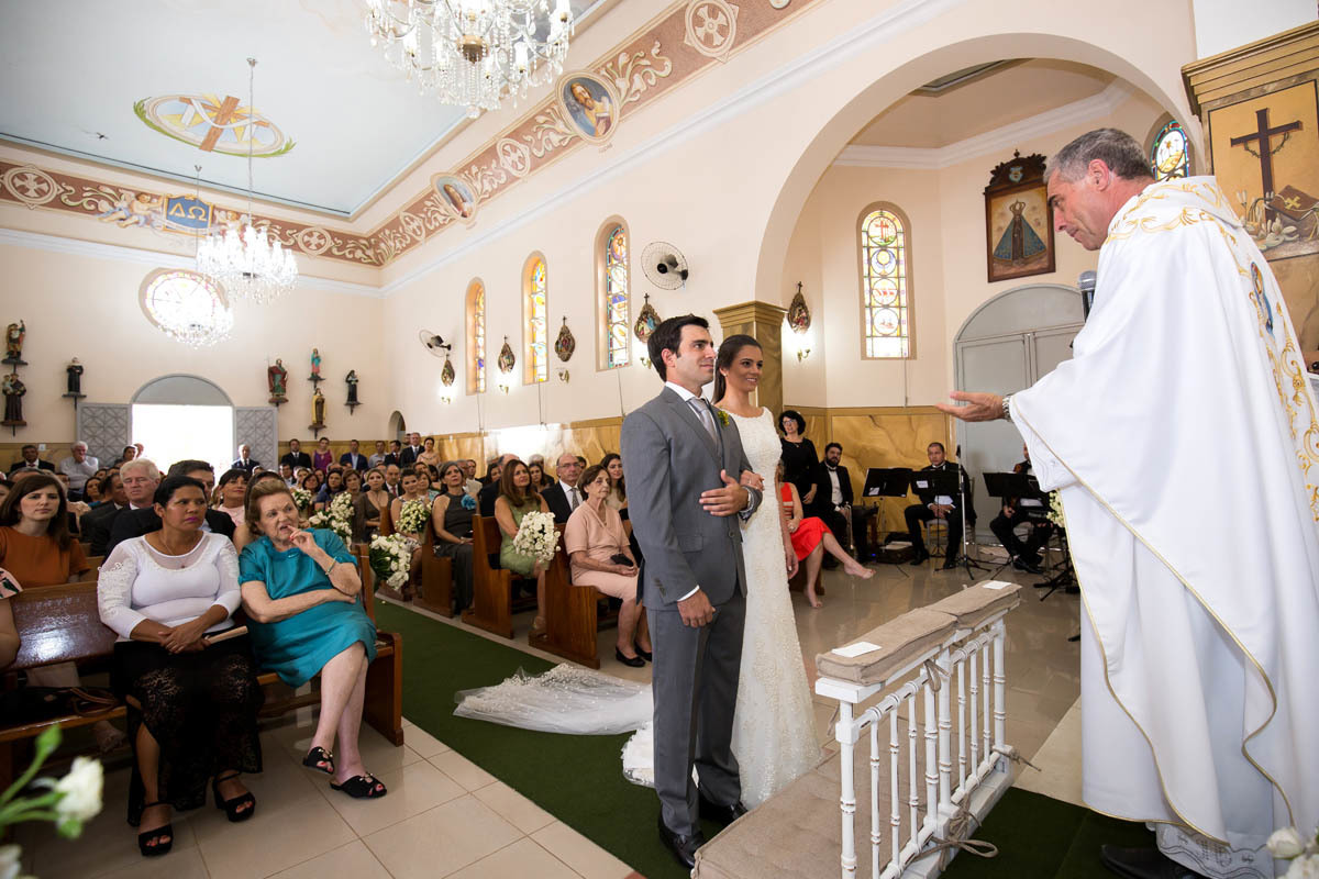 noivos no altar na igreja de Nossa Senhora Aparecida em Mococa, São Paulo