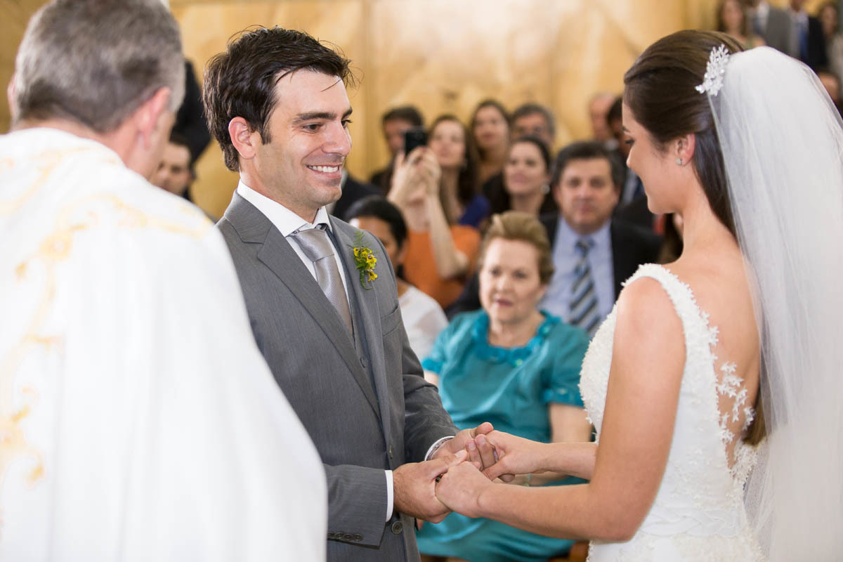 benção do padre em um casamento com noivos lindos
