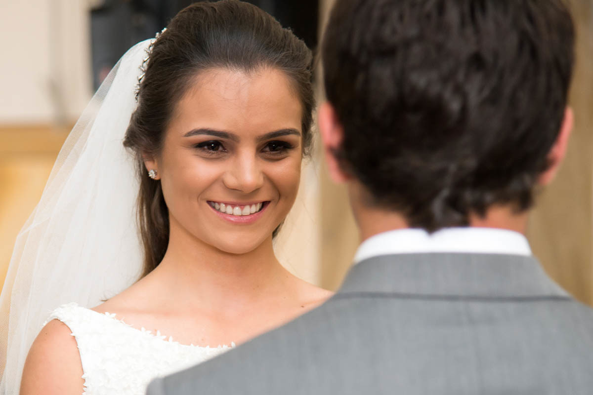 troca de olhares dos noivos em um lindo casamento em Mococa, São Paulo