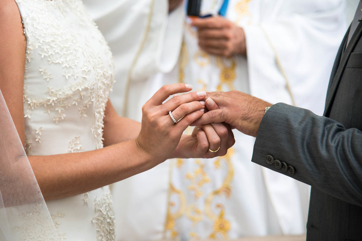 detalhe da troca das alianças em um casamento no interior de São Paulo