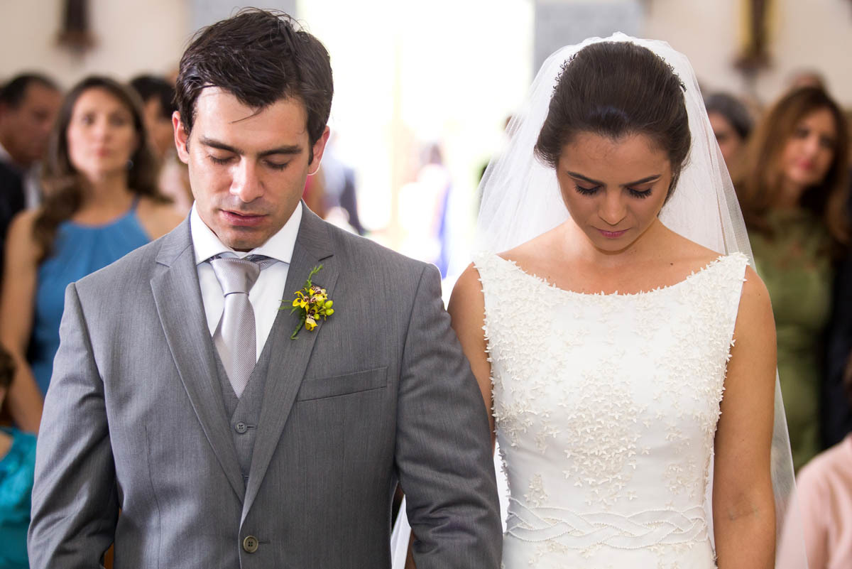 noivos rezando em seu casamento