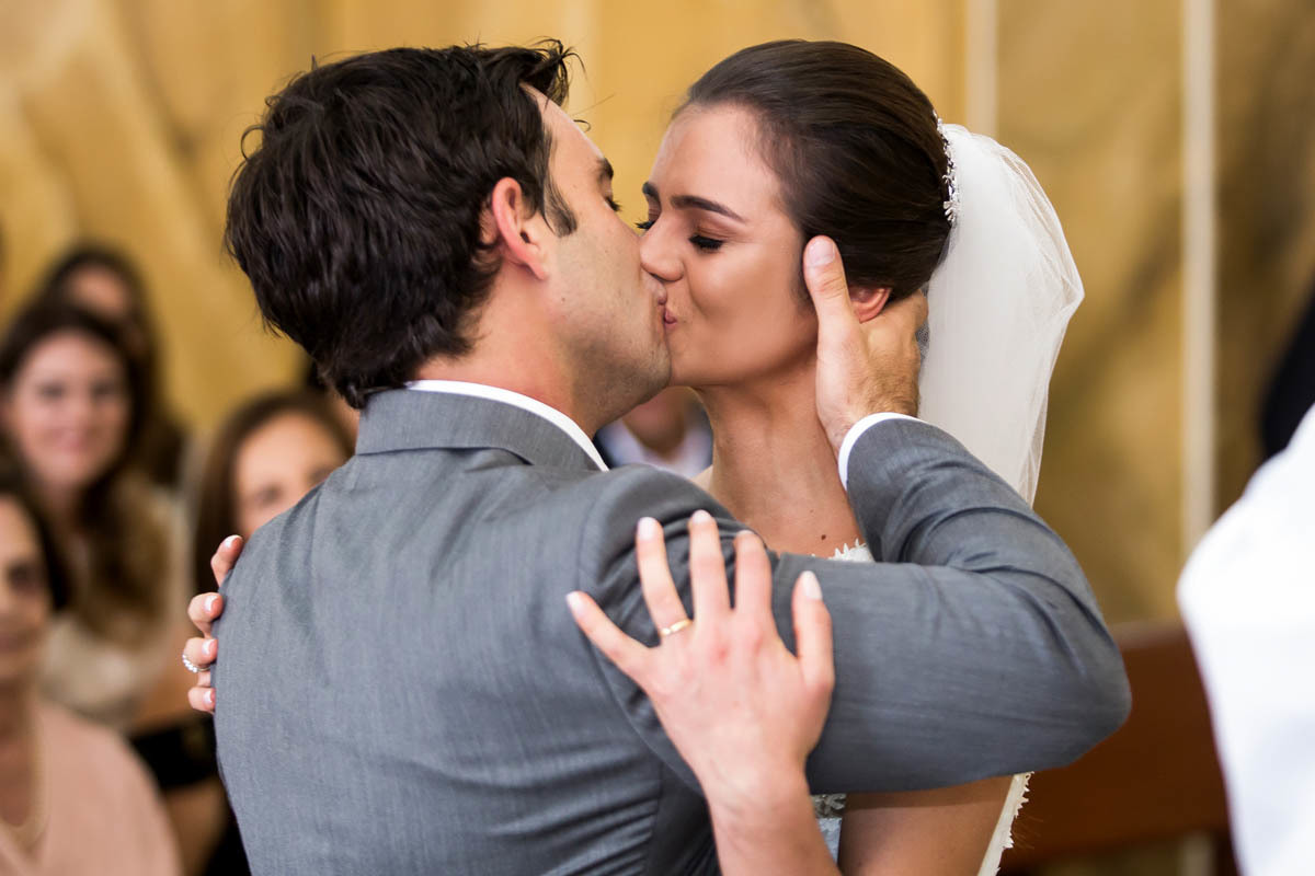beijo dos noivos no casamento de Ana Luiza e Marcello