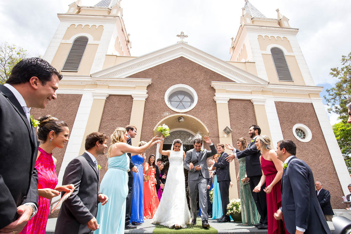 chuva de arroz na saída dos noivos em um casamento no interior de São Paulo