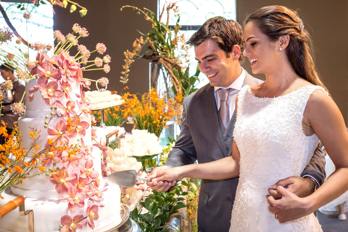Noivos cortando o bolo em seu casamento