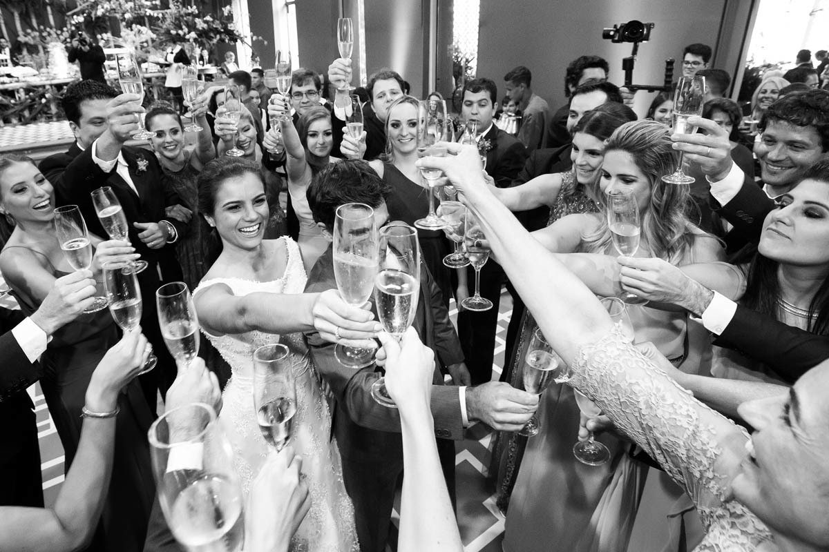 brinde dos noivos em um casamento lindo