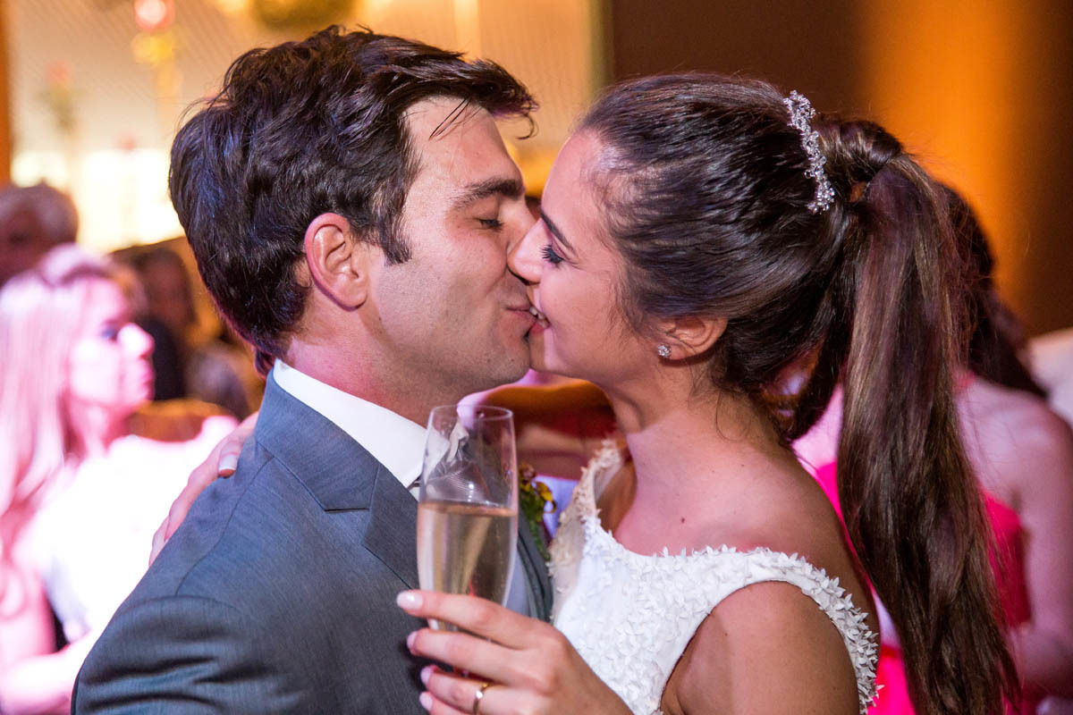 beijo dos noivos em sua festa de casamento