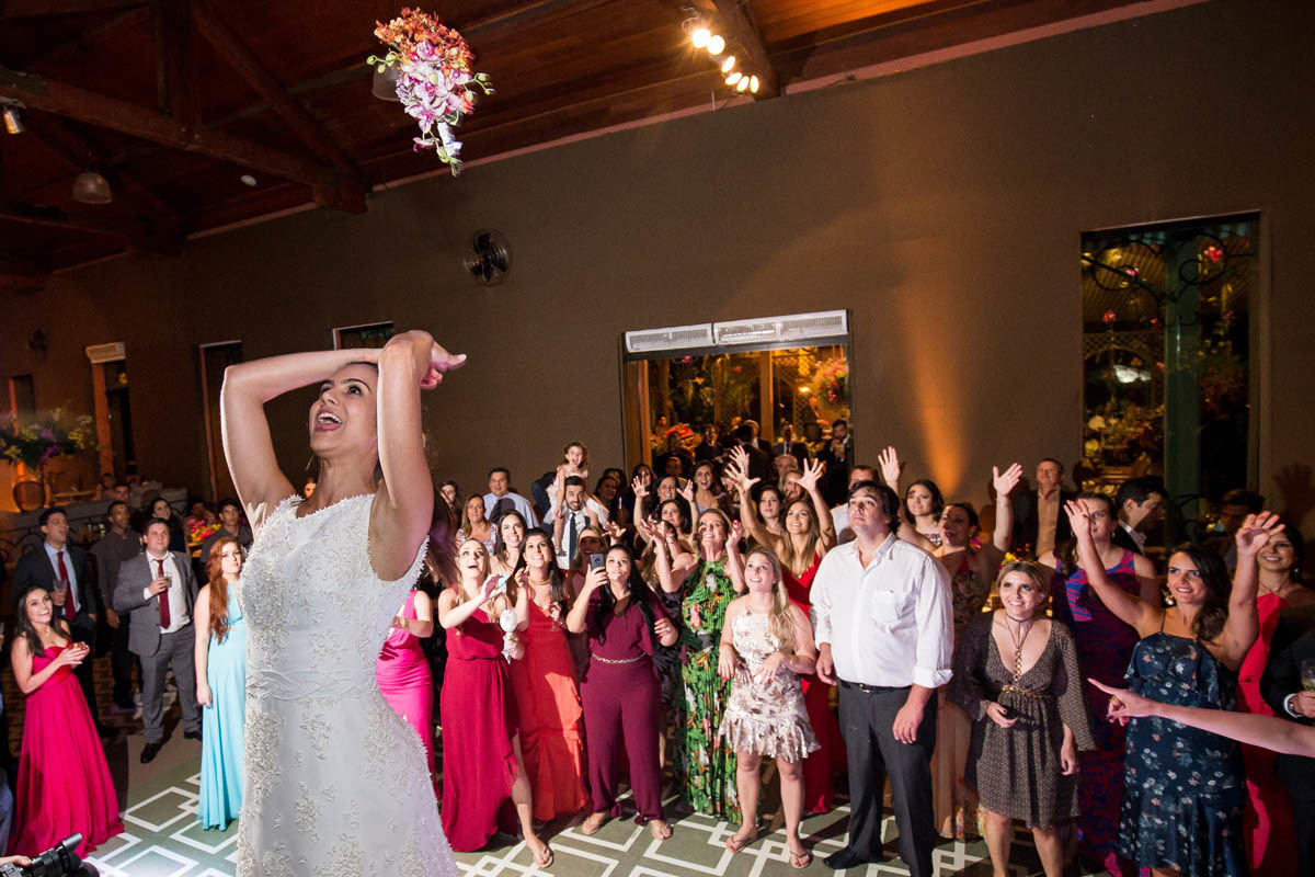 Noiva jogando o buque em seu casamento no interior de São Paulo