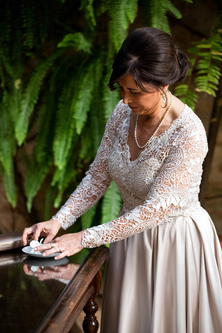 detalhes noiva arrumando as alianças