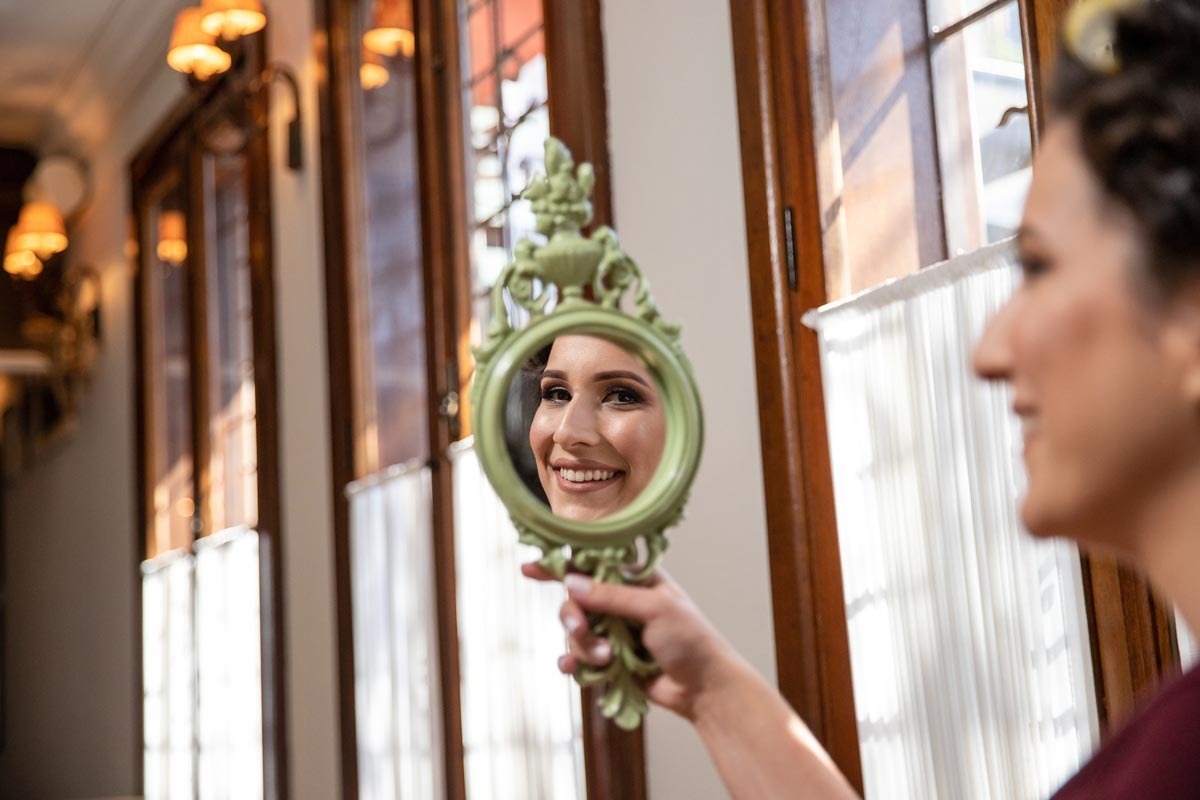 detalhes da noiva em seu making of no Amici restaurante em Ribeirão Preto - SP