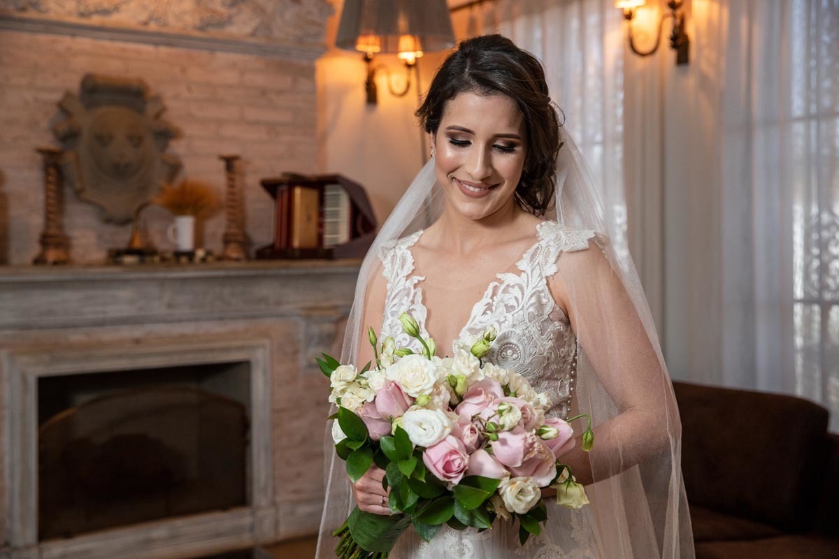  noiva segurando seu lindo buque de casamento