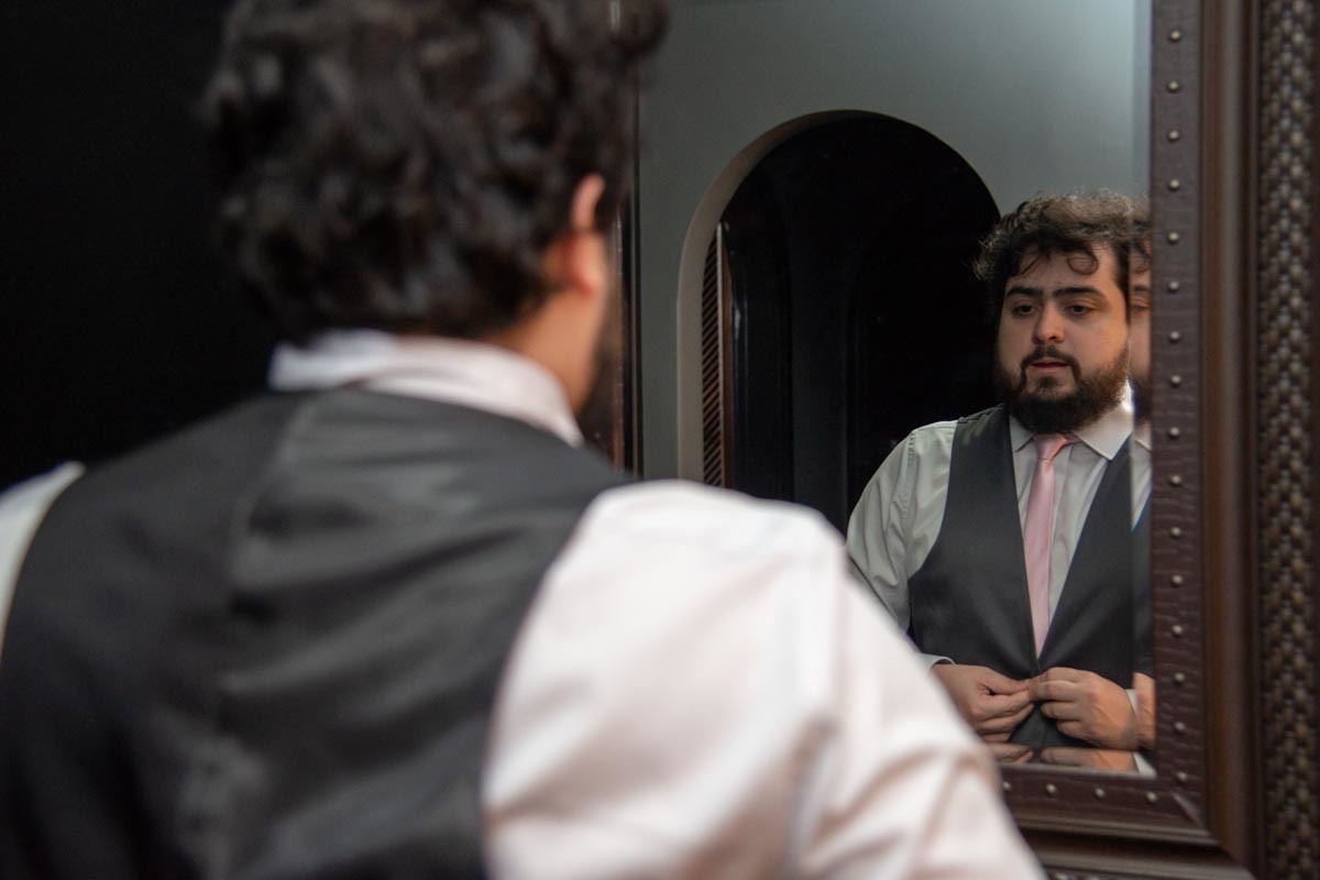 noivo colocando seu terno do casamento no Barba Negra Barber