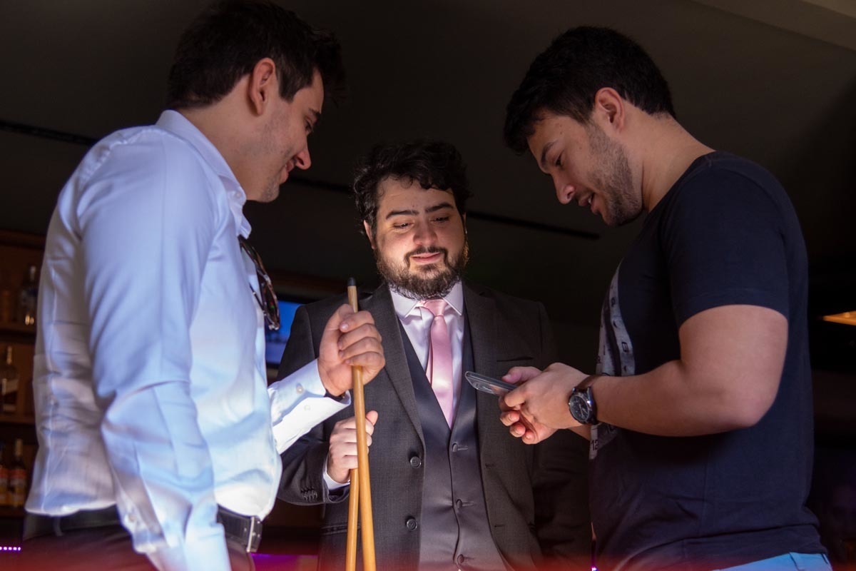 amigos trocam mensagens enquanto aguardam o momento da celebração.