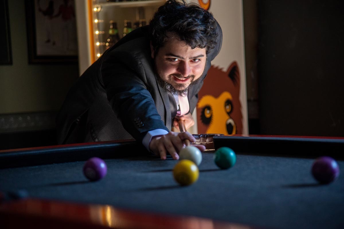 noivo jogando bilhar antes de sua cerimonia de casamento.