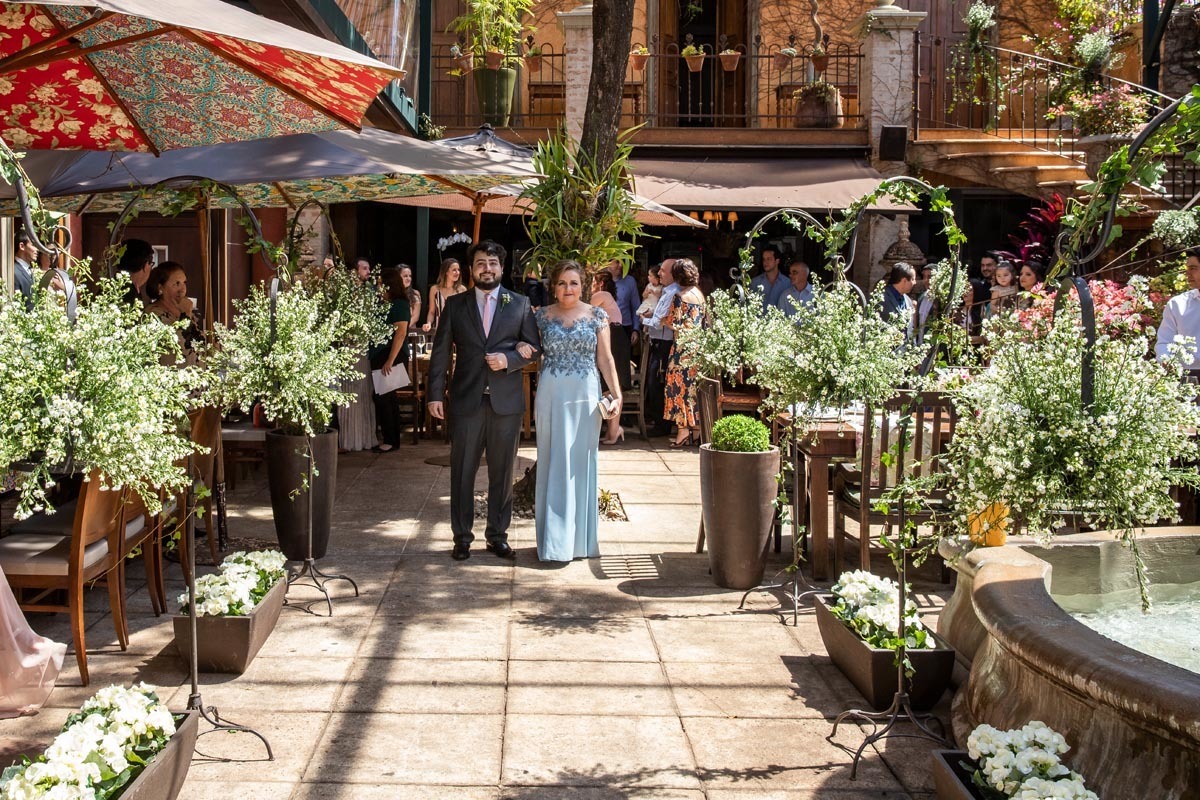 noivo entrando com sua mãe na festa de casamento