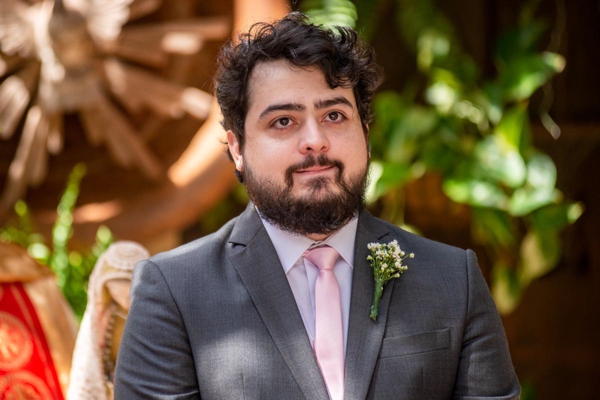 noivo aguardando sua noiva entrar para a celebração no Amici Ristorante