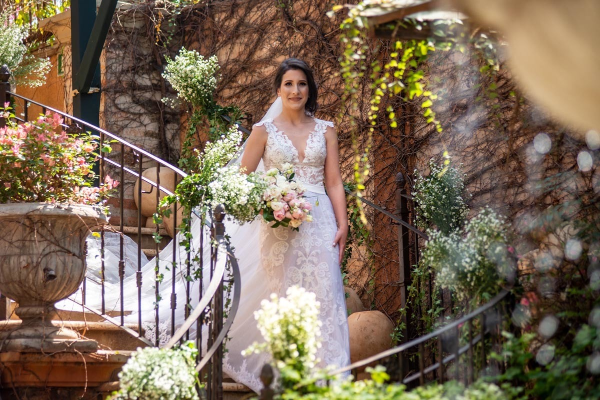 noiva descendo as escadas para seu casamento no Amici Ristorante em Ribeirão Preto - SP