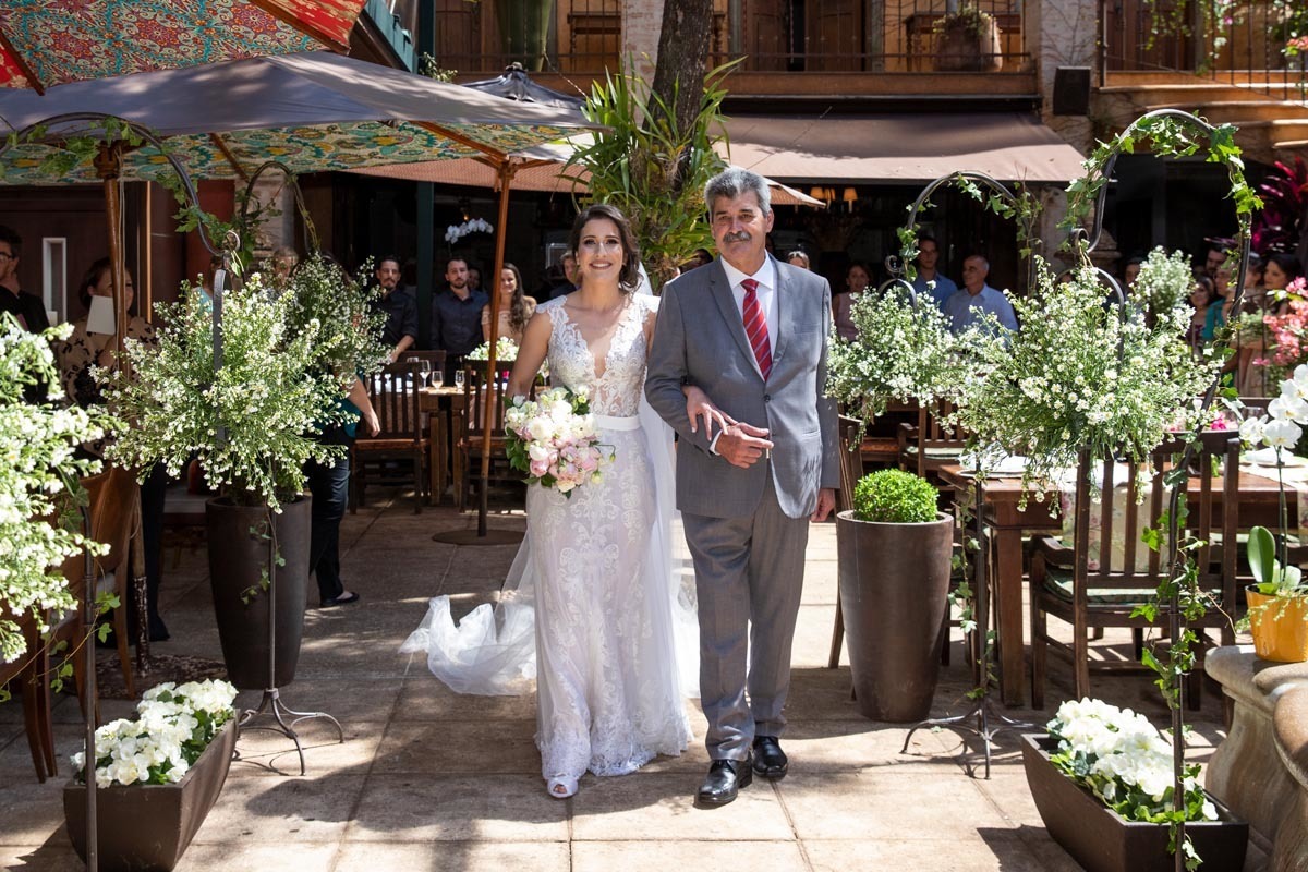 noiva entrando para a celebração de casamento