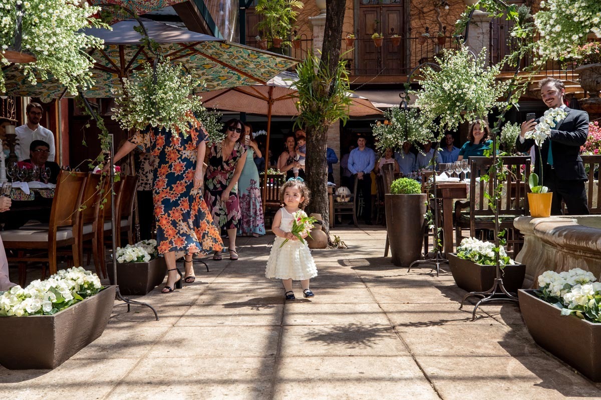 filha dos noivos é a daminha que entra com as alianças no casamento de Paulo Henrique e Ana Paula
