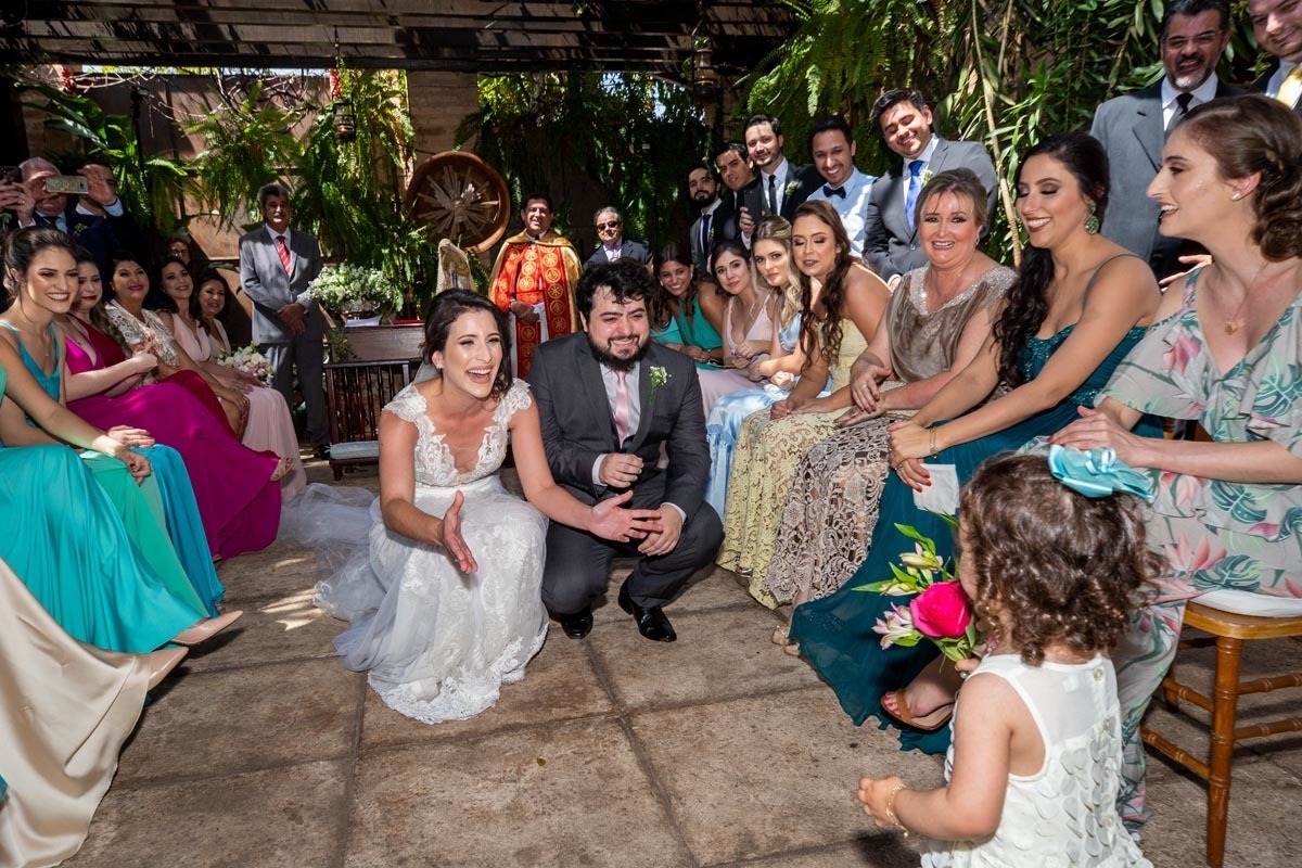 noivos aguardando sua filha entrar com as alianças