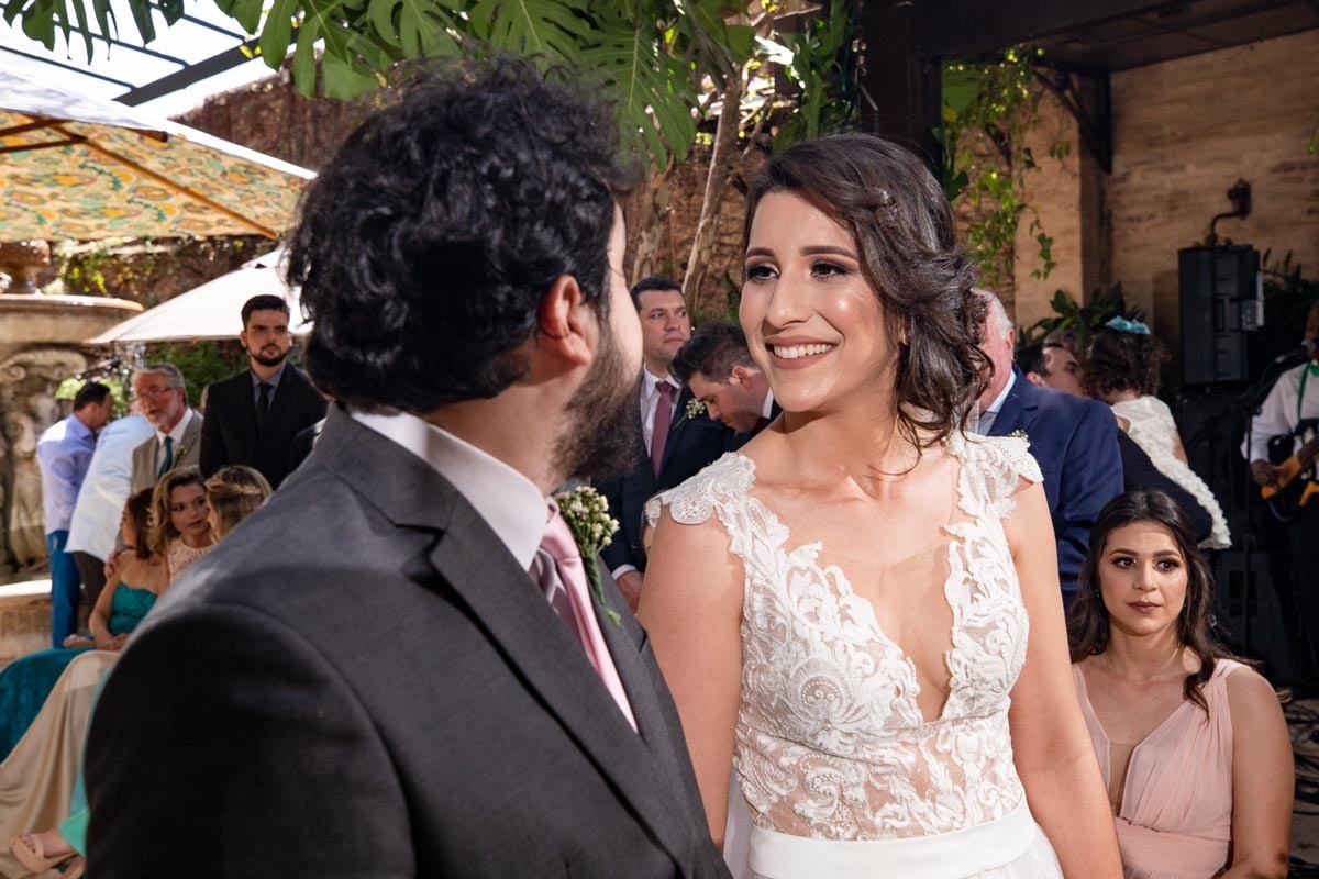 noivos trocam olhares no casamento