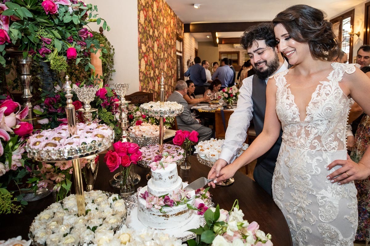 linda mesa de bolo e corte realizado pelos noivos