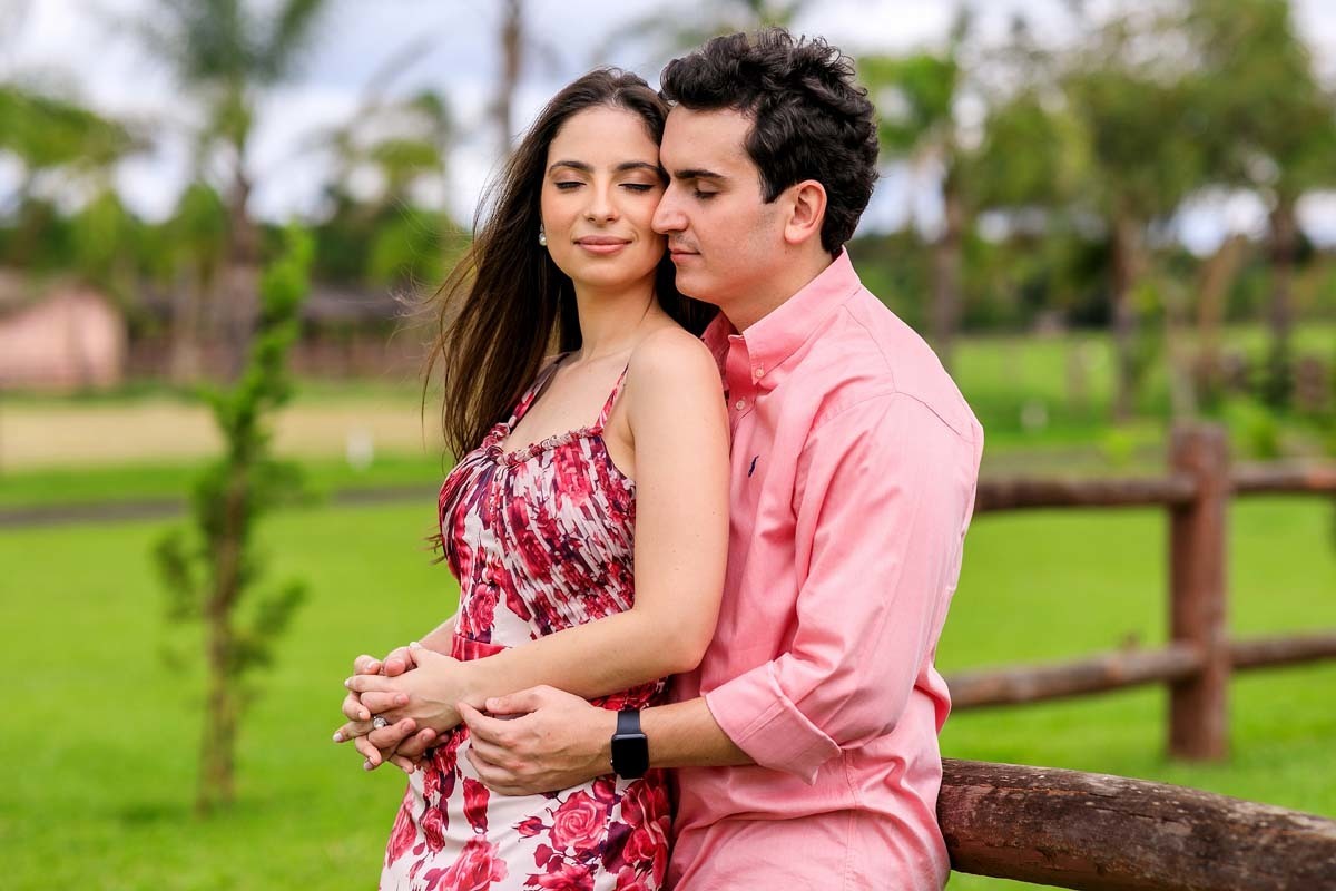 lindo casal de namorados em um ensaio pré Wedding