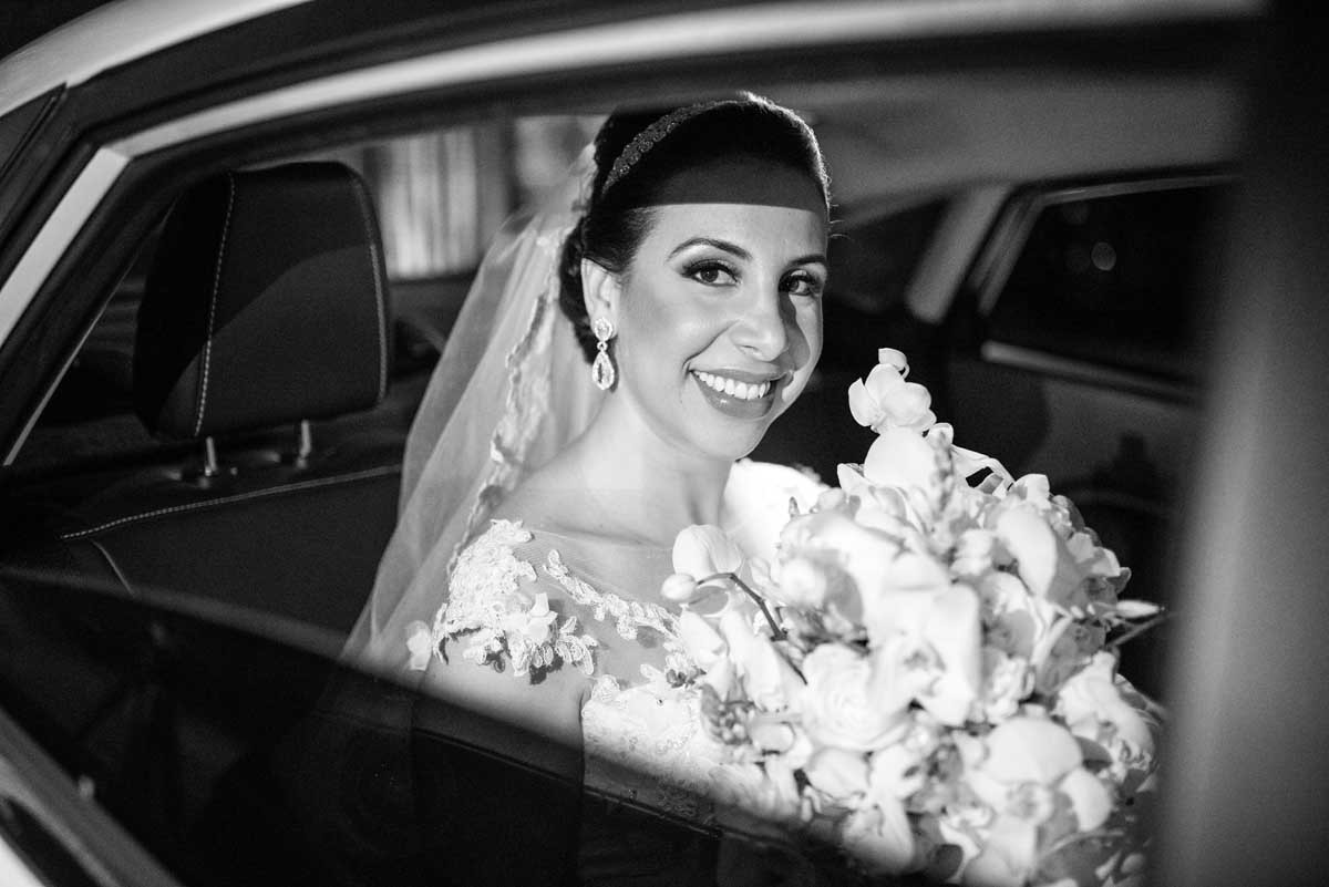 noiva no carro com buque nas mãos