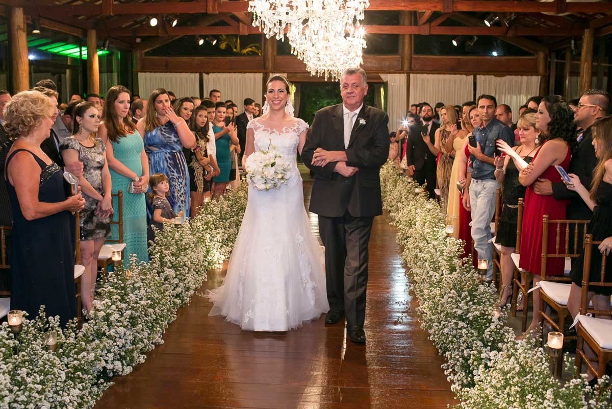 noiva com seu pai entrando no altar na Villa do Lago em Ribeirão Preto - SP