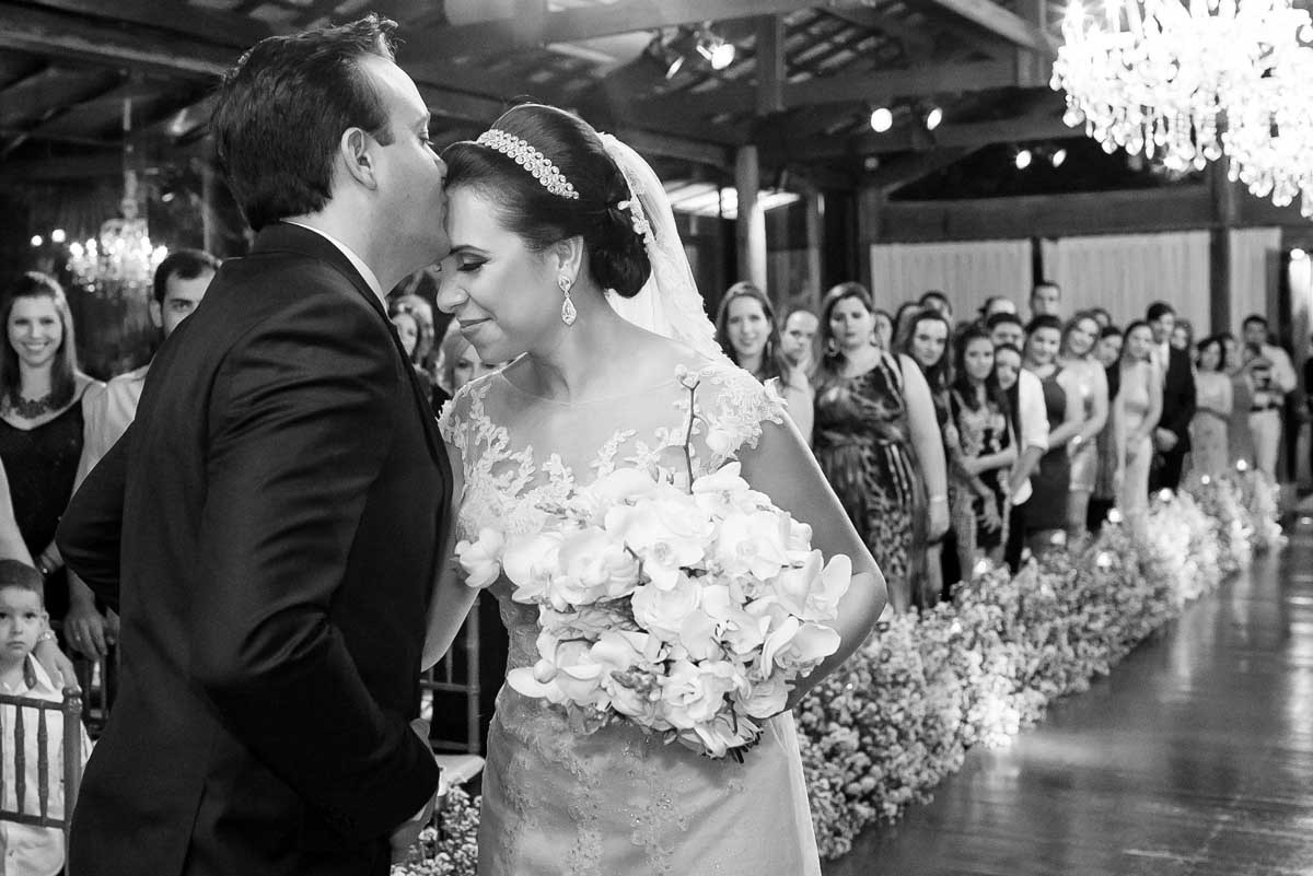 beijo do noivo na noiva na cerimonia de casamento em ribeirão Preto SP