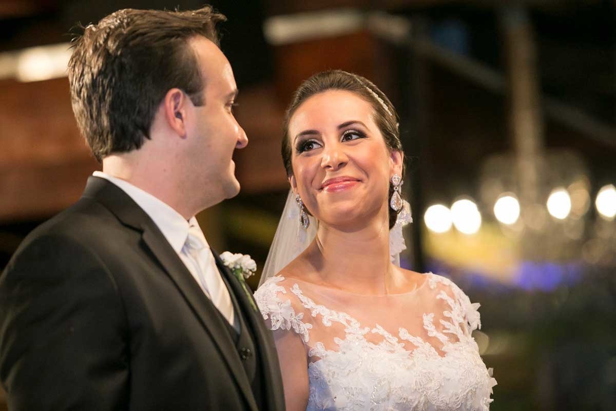 noiva olhando para o noivo apaixonada