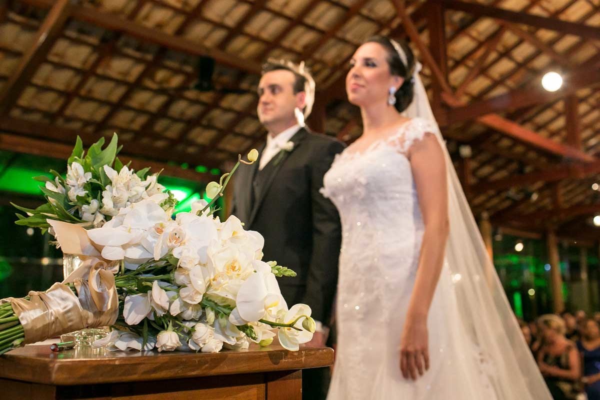 detalhes de noivos desfocados ao fundo