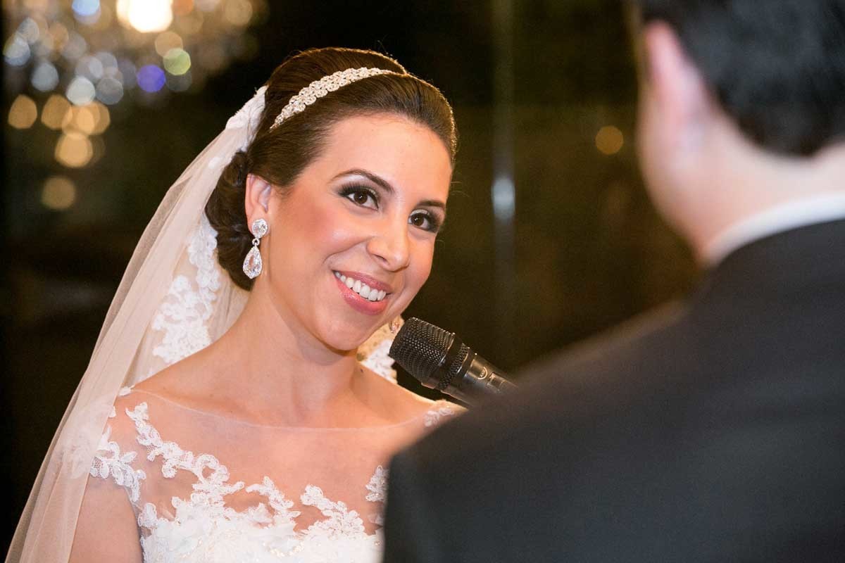 detalhe do sorriso da noiva