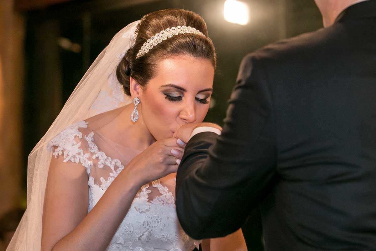 beijo da noiva na mão do noivo